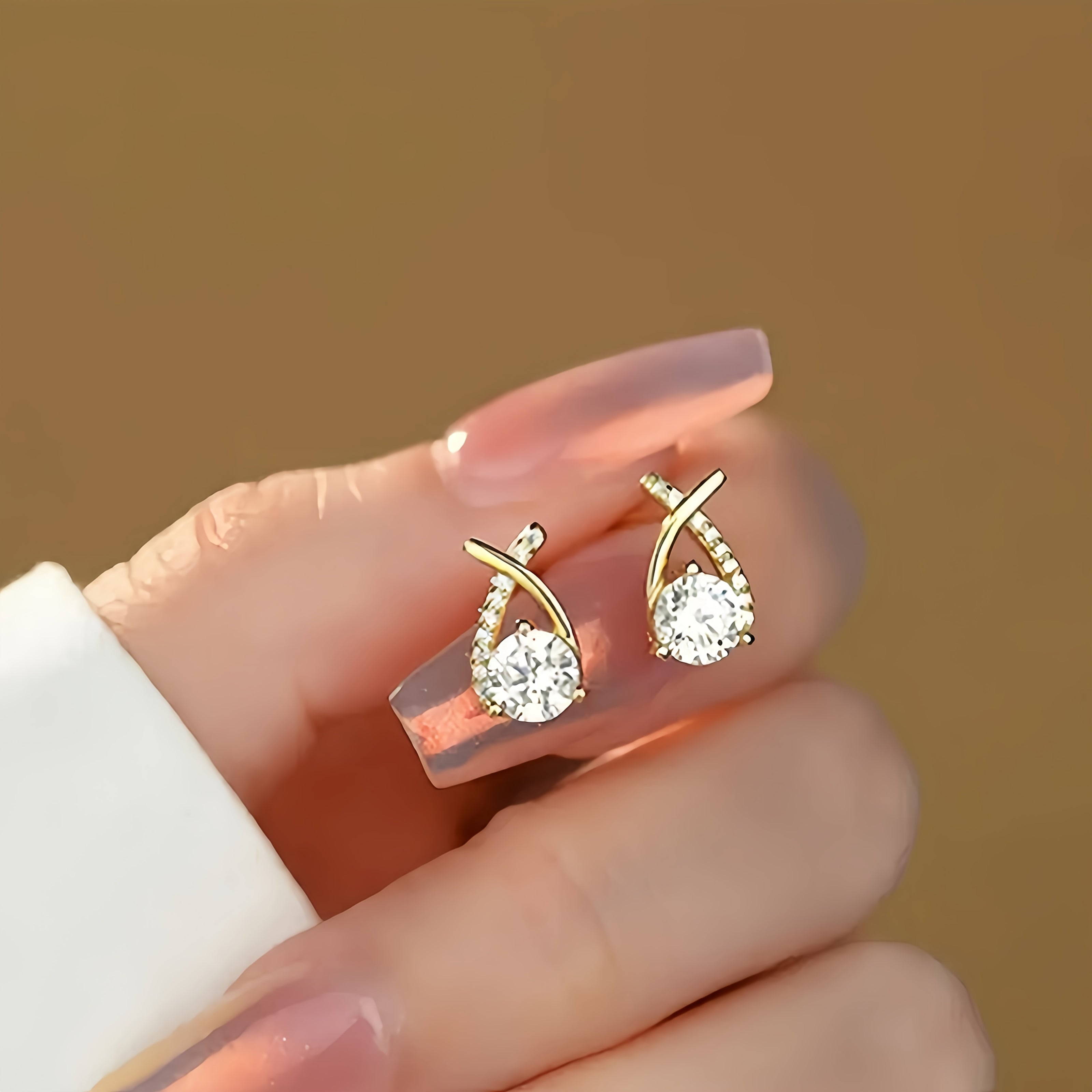 Örhängen med guldkors och zirconia